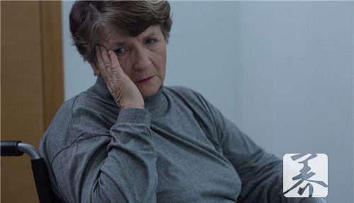 60岁老人头痛的原因