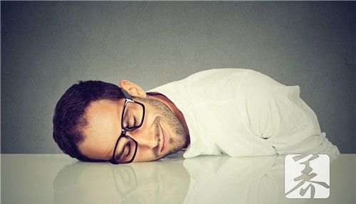 男人晚上睡觉遗精是怎么回事啊