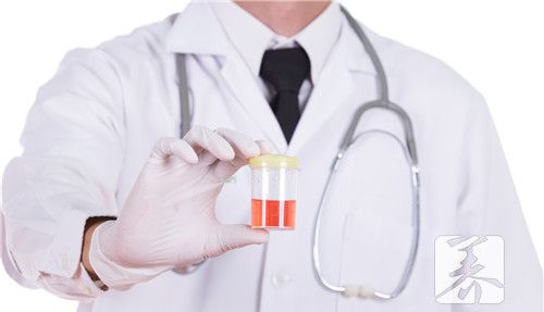 男性突然尿血是什么原因引起的