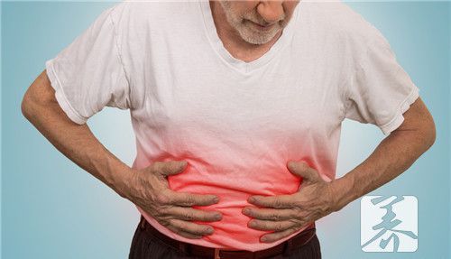男性腹部右下侧疼痛是什么原因导致的？