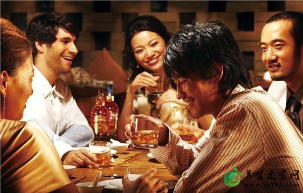 饮酒的最佳时间_什么时候喝酒对身体的损伤最小？