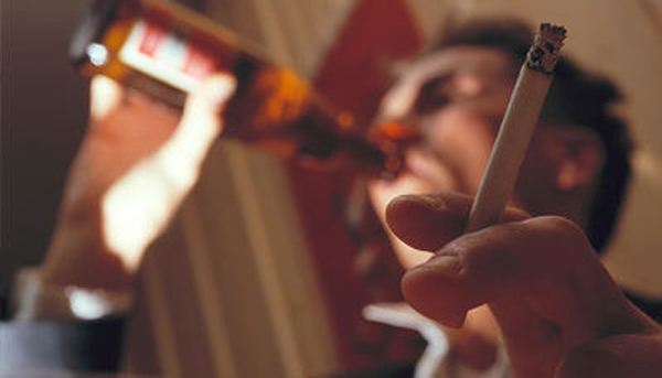 喝酒时吸烟的危害_一边喝酒一边吸烟对身体有伤害吗？