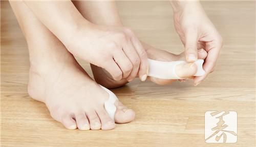 女性脚大拇指关节疼