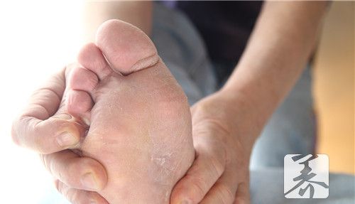 经常穿高跟鞋的危害性