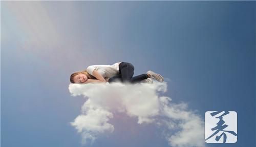 女人梦见在雨中走