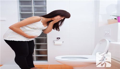 女生恶心干呕吐不出来