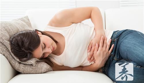 女性肚脐左下方按压疼