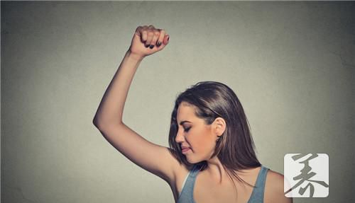 女人上半身老出汗为啥