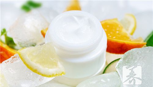 保湿霜和乳液先用哪个