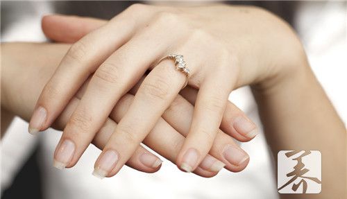 女生大拇指和食指交叉说明什么？