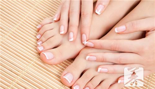 女性手指甲断裂怎么回事？