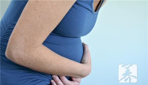 女性肚子右下方疼是怎么回事啊