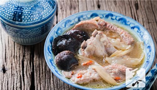 炖排骨汤用冷水还是热水