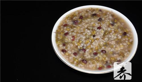 黑米糯米绿豆小米薏米芝麻粥