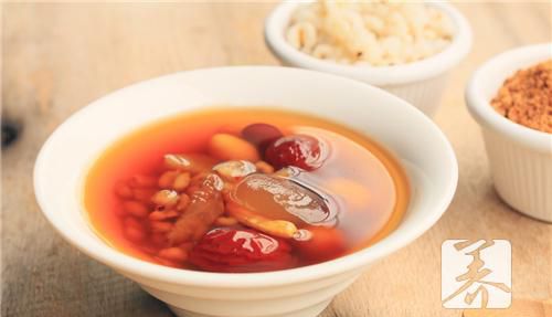 电饭锅煮银耳红枣汤