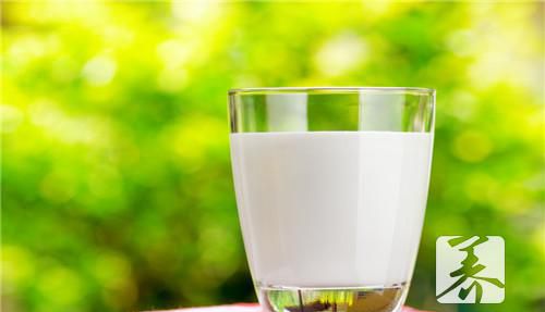 哺乳期喝牛奶能下奶吗？育儿专家来回答！