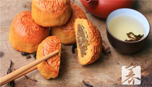 蛋黄纯白莲蓉月饼怎么做？