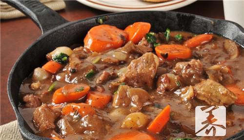 ​砂锅红烧肉炖土豆怎么做好吃？
