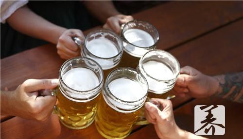 吃海鲜能喝啤酒吗？营养专家这么说