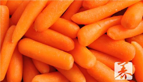 红萝卜炒火腿肠怎么做？具体方法是这样的