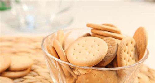 怀孕可以吃牛奶饼干吗？怀孕吃什么比较好