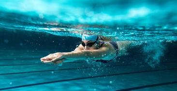 夏季游泳的好处_游泳的锻炼价值及注意事项、禁忌