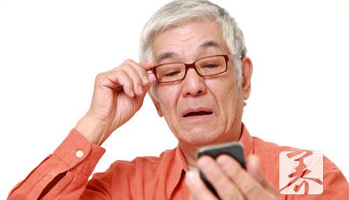 干眼症光用眼药水怎么行？两个穴位治疗效果更好