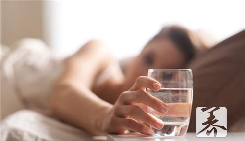 喝白开水解酒吗