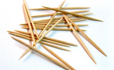 牙线棒和牙签哪个好_牙线比牙签好在哪里