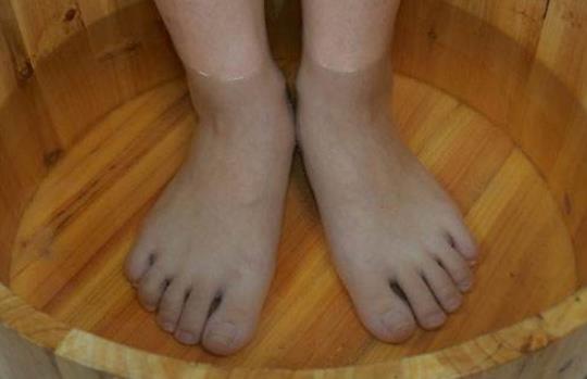 秋季泡脚有什么好处吗？秋季泡脚用什么中药材比较好