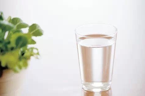吃药可以用凉水吗?冷水吃药有影响吗?水温多少合适?