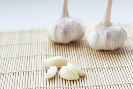 大蒜贴脚心怎么治咳嗽偏方_蒜泥敷脚心可以治慢性咳嗽