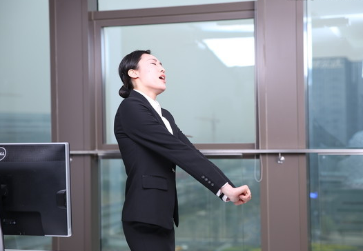 “伸懒腰”是坏习惯吗？伸懒腰有益于身体健康吗？