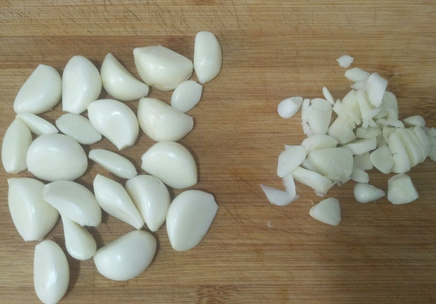 大蒜贴涌泉功效与作用_大蒜敷涌泉穴能治慢性鼻炎吗?